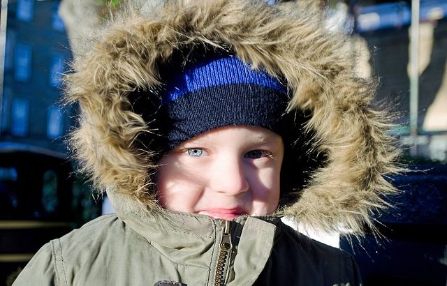dziecko w kurtce zimowej