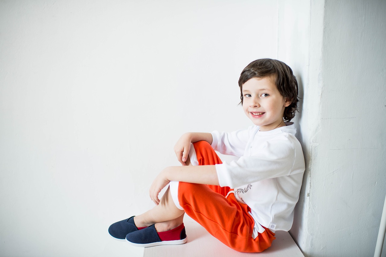 chłopiec w dresowych spodniach w kolorze czerwonym